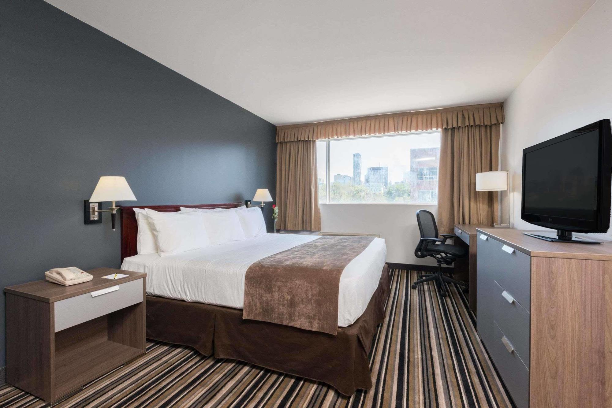 Super 8 By Wyndham Downtown Toronto Hotel Eksteriør billede