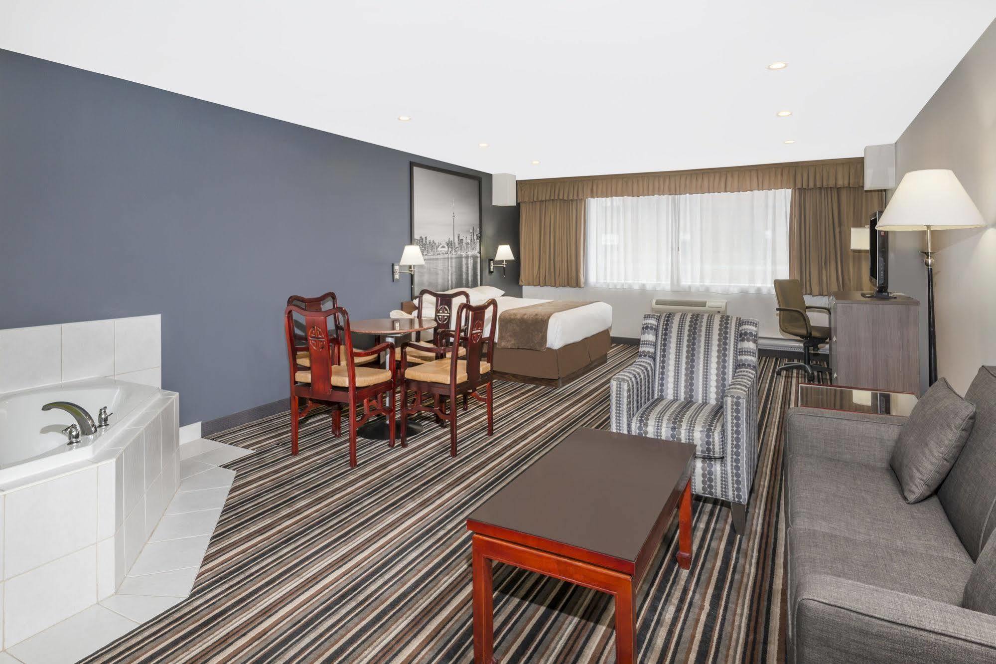 Super 8 By Wyndham Downtown Toronto Hotel Eksteriør billede